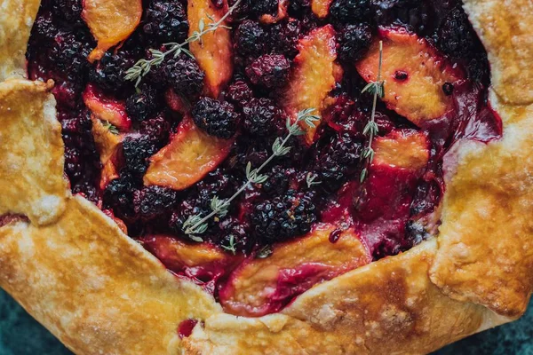 Ein Dessert Aus Sommerlichem Gebäck Wilde Brombeere Pfirsich Thymiangalette — Stockfoto