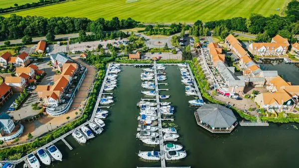 Flygfoto Över Vita Båtar Vattnet Hamn Liten Stad — Stockfoto