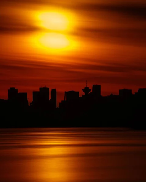 Μια Μαγευτική Θέα Ενός Χρυσαφένιου Ηλιοβασιλέματος Πάνω Από Κτίριο — Φωτογραφία Αρχείου