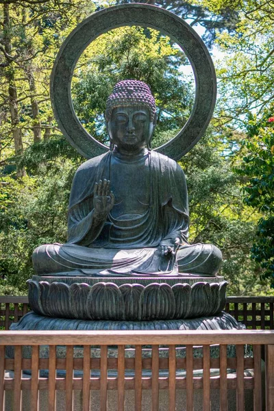 Plano Vertical Estatua Del Buda Shakyamuni Jardín Japonés San Francisco —  Fotos de Stock