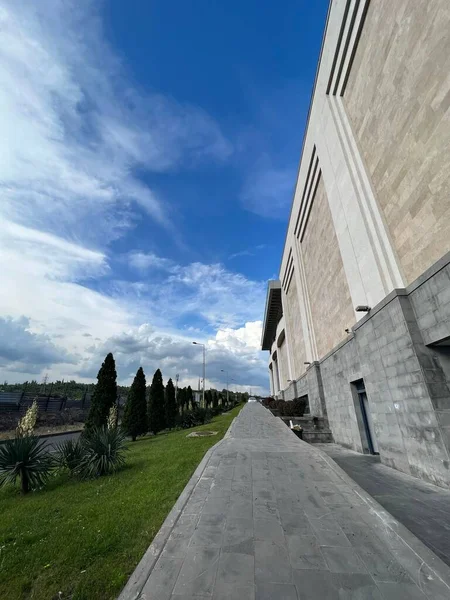 Pionowe Ujęcie Ogrodowej Ściany Galerii Handlowej Pochmurny Dzień Erewanie Armenia — Zdjęcie stockowe