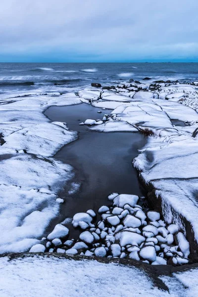 スウェーデンのVarberg外の崖の冬の風景 — ストック写真