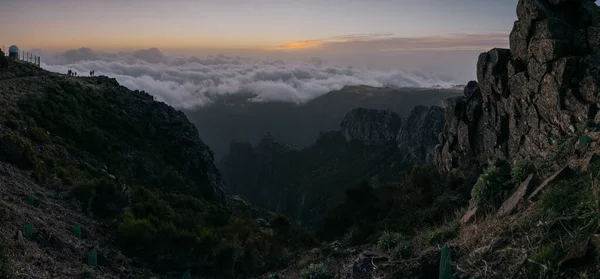 Een Schilderachtig Uitzicht Rotsachtige Bergen Een Landelijk Gebied Bij Zonsondergang — Stockfoto
