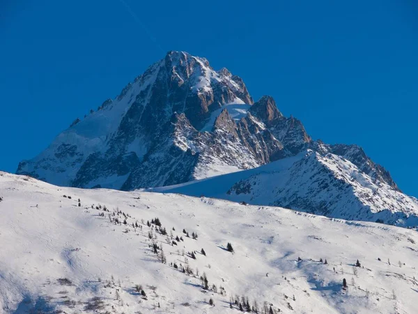 Tiro Ângulo Baixo Neve Aiguille Dru Montanha Vallorcine Haute Savoie — Fotografia de Stock