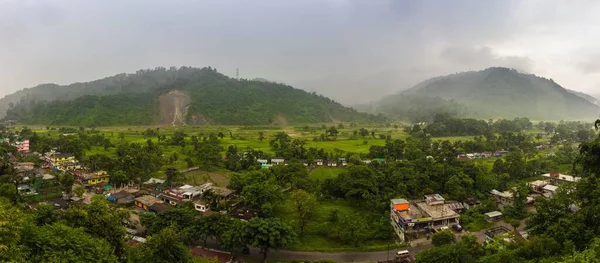 在季风季节拍摄了多山多云全景 — 图库照片