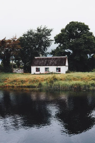 Une Petite Maison Sur Rive Calme Lac — Photo