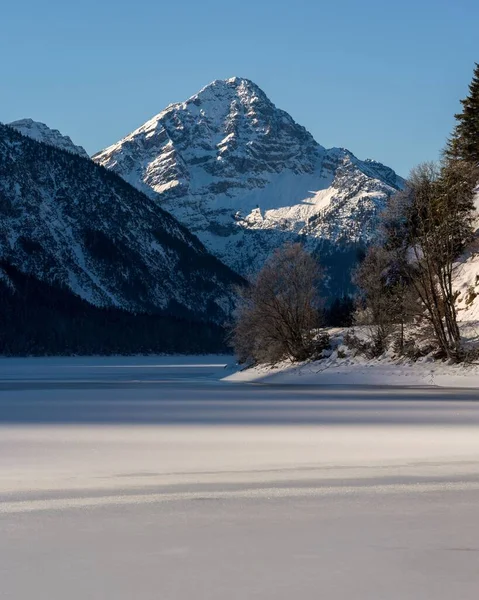 Uma Vertical Lago Congelado Contra Florestas Sua Costa Montanhas Disparadas — Fotografia de Stock
