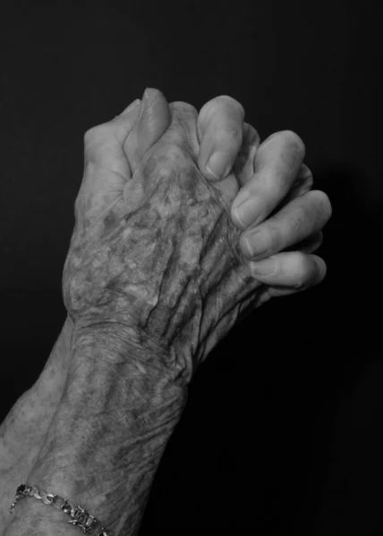 Velho Mãos Orando Isolado Fundo Preto — Fotografia de Stock