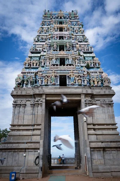 Pionowe Ujęcie Ptaków Latających Przed Bramą Świątyni Chidambaram Pod Błękitnym — Zdjęcie stockowe