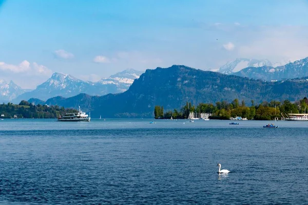 Beautiful Shot Mountains Lake Lucerne Floating Boats Background Sunny Day — Stock Photo, Image