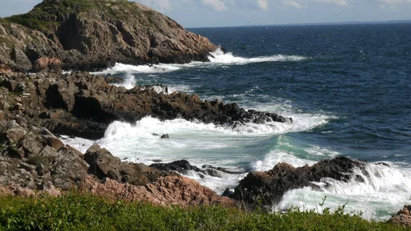 Een Schilderachtig Uitzicht Oceaan Golven Crashen Tegen Rotsachtige Strand Een — Stockfoto