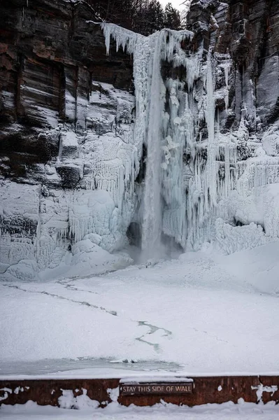 Uma Vista Deslumbrante Cachoeira Branca Congelada Inverno — Fotografia de Stock