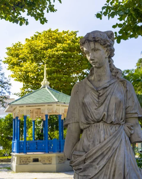 Belvédère Bleu Une Statue Dame Milieu Parc — Photo