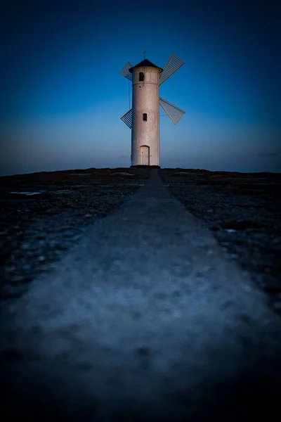 Egy Függőleges Felvétel Egy Fehér Világítótoronyról Kék Alatt Esténként — Stock Fotó