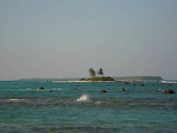 Mar Lleno Rocas Una Pequeña Isla Tropical — Foto de Stock