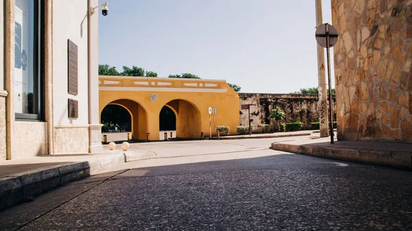 Historic Yellow Arched Stone Wall Colombia — Stock Photo, Image