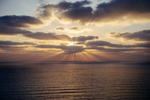 Widok Powietrza Morskiego Krajobrazu Podczas Wschodu Słońca Pod Zachmurzonym Niebem — Zdjęcie stockowe