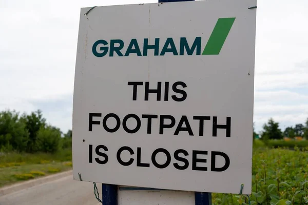 英国建筑公司Graham的一个标志提醒人们 这条人行道已经关闭了 — 图库照片