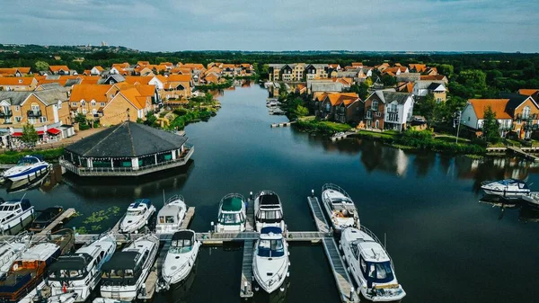 Вид Воздуха Белые Лодки Воде Порту Маленьком Городке — стоковое фото