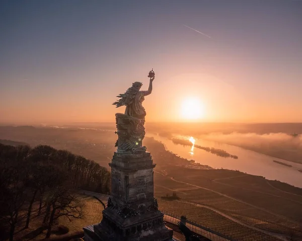 莱茵河上一座纪念碑的日出 — 图库照片