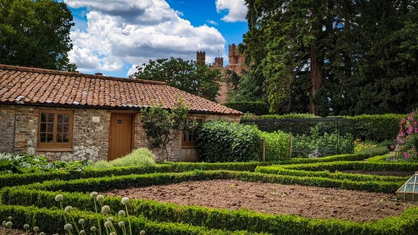 Façade Une Vieille Maison Brique Campagne Avec Une Pelouse — Photo