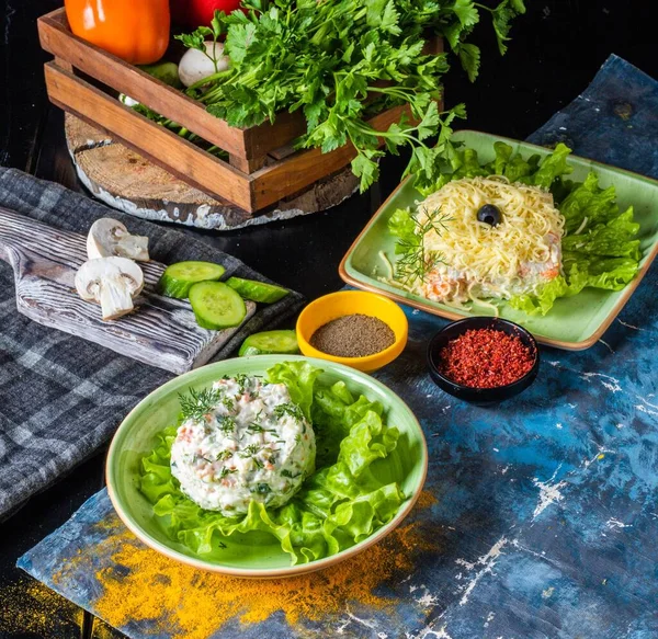 Detailní Záběr Salátů Zeleninou Podávaný Hlávkovým Salátem Koření — Stock fotografie