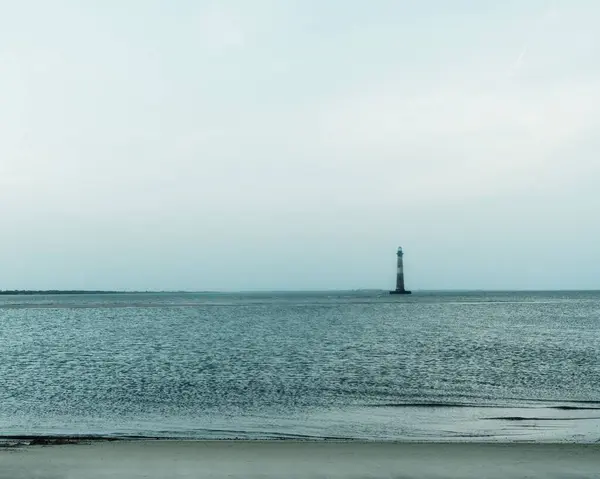 Ein Leuchtturm Vor Der Küste Einem Nebligen Morgen — Stockfoto