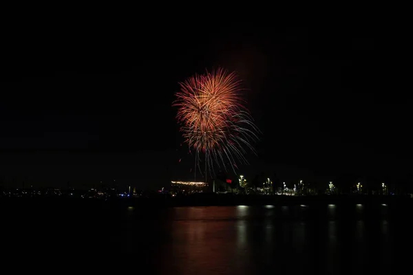7月4日を祝うために カリフォルニア州ロングビーチのアラミトス湾の水の上で花火が打ち上げられました Holida — ストック写真