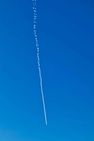 澄んだ青い空に水蒸気の跡を残すジェット飛行機 — ストック写真