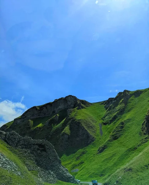 Een Antenne Uitzicht Berglandschap Omgeven Door Groene Velden Onder Blauwe — Stockfoto