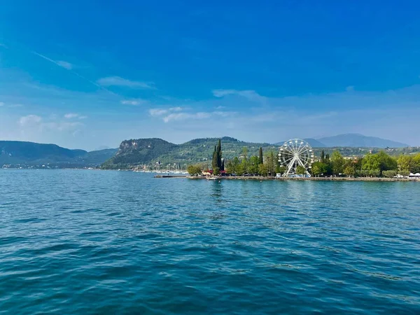Uma Bela Vista Parque Diversões Beira Lago Com Roda Gigante — Fotografia de Stock