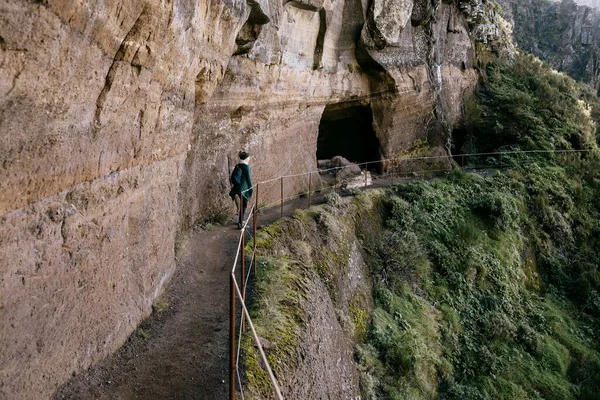 Turist Care Bucură Priveliștea Munților Din Madeira Portugalia — Fotografie, imagine de stoc