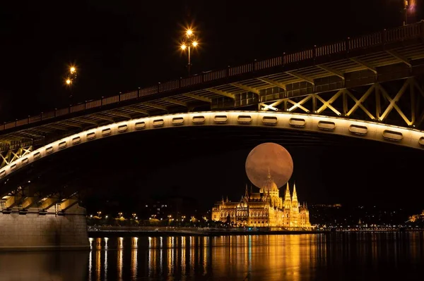 Budapeşte Parlamento Binası Gece Dolunay Hungary Güzellik Ile Görüldü — Stok fotoğraf