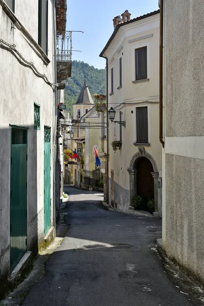 イタリアのカラブリア地方の農村であるLaino Borgoの古い家の間の狭い通り — ストック写真