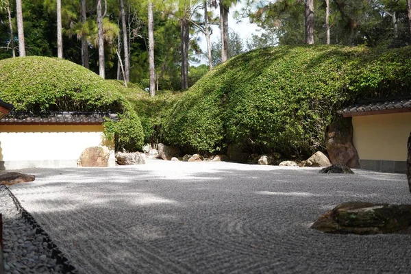 Çalıları olan bir Zen Bahçesi