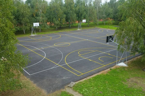 Una Vista Aérea Del Suelo Goma Pista Deportiva Rodeada Árboles — Foto de Stock