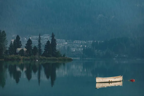 Una Piccola Barca Riflessa Sul Tranquillo Lago Verde Circondato Fitti — Foto Stock