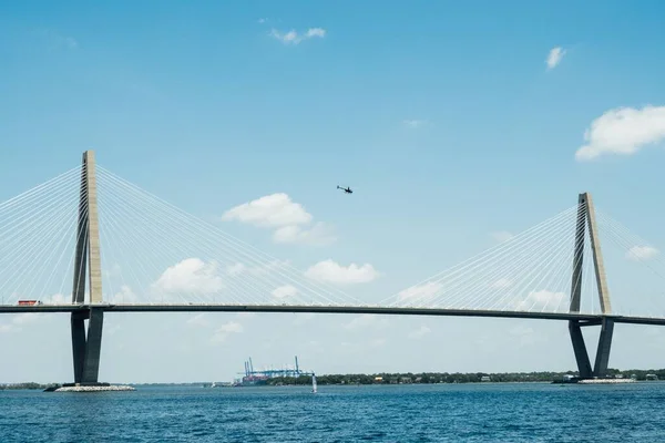 Ein Hubschrauber Über Der Arthur Ravenel Brücke — Stockfoto