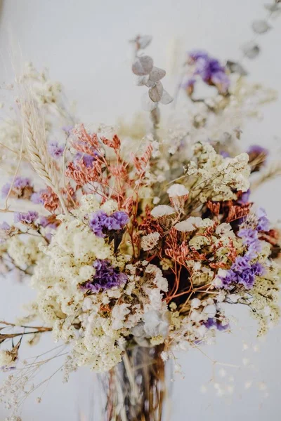 Eine Vertikale Aufnahme Eines Straußes Aus Getrockneten Blumen — Stockfoto