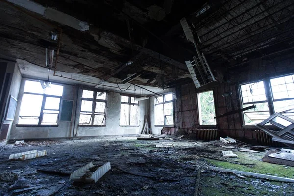 Das Innere Eines Verlassenen Und Zerstörten Gebäudes — Stockfoto
