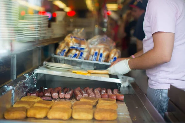 Kok Bereidt Eten Keuken Van Het Restaurant Voor Klanten — Stockfoto