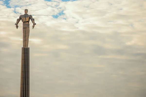 Monumentet Till Yuri Gagarin Mot Dramatisk Molnig Himmel Moskva Ryssland — Stockfoto