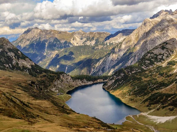 Malebný Pohled Jezero Tappenkarsee Obklopeno Horami Pod Zataženou Oblohou Rakousku — Stock fotografie