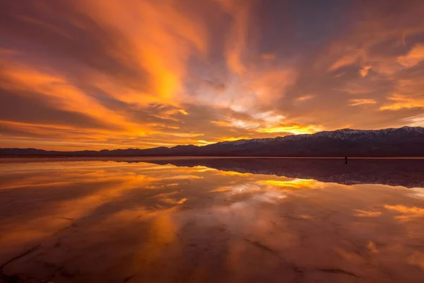 Una Vista Panoramica Del Cielo Nuvoloso Arancione Riflette Sull Acqua — Foto Stock