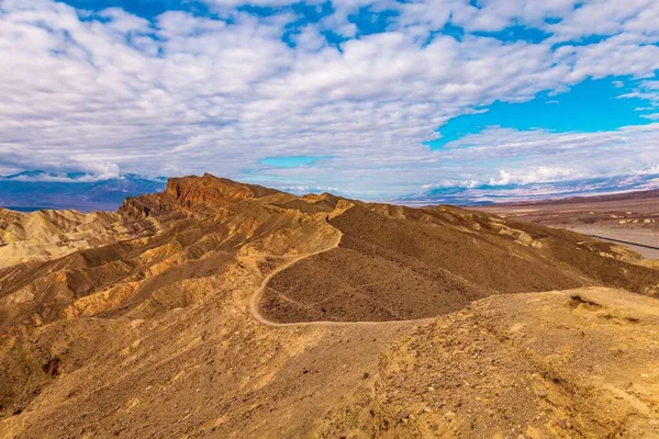 Wąski Szlak Krawędzi Urwiska Kalifornijskiej Pustyni Dolina Śmierci Pod Pochmurnym — Zdjęcie stockowe