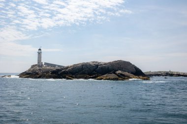 New England kıyısındaki kayalık bir adada tarihi bir Deniz Feneri 'nin güzel bir görüntüsü.