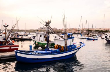 Sabahın erken saatlerinde Mavi Balıkçı Teknesi