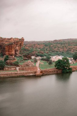 Agasthya Gölü 'nün dikey görüntüsü. Arka planda Badami kasabası, Hindistan' da berrak bir gökyüzünün altında.