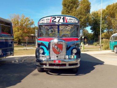 Buenos Aires 'e giden eski mavi Mercedes Benz 911 otobüsü 1974. Geleneksel dosya süsleri. Expo Fierro 2022 Klasik araba şovu