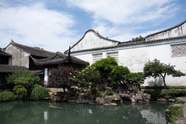 Sahilde güzel ağaçlar ve gölün kıyılarında dizili beyaz boyalı evler.